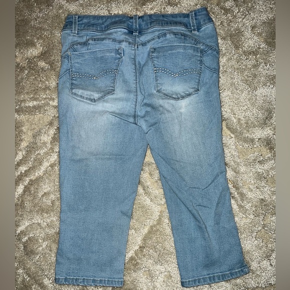 D. Jeans brand light wash Capri jeans SZ 6 - Picture 3 of 3
